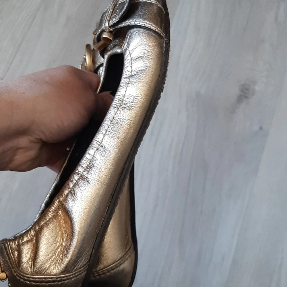 Burberry gold open toed  flats - Picture 5 of 8